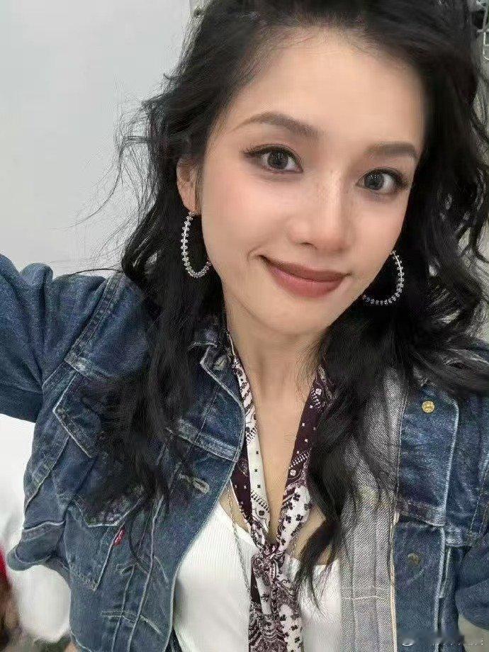 张婧仪烟熏妆大波浪张婧仪烟熏雀斑妆张婧仪烟熏雀斑妆，野性美，[送花花][送花花]
