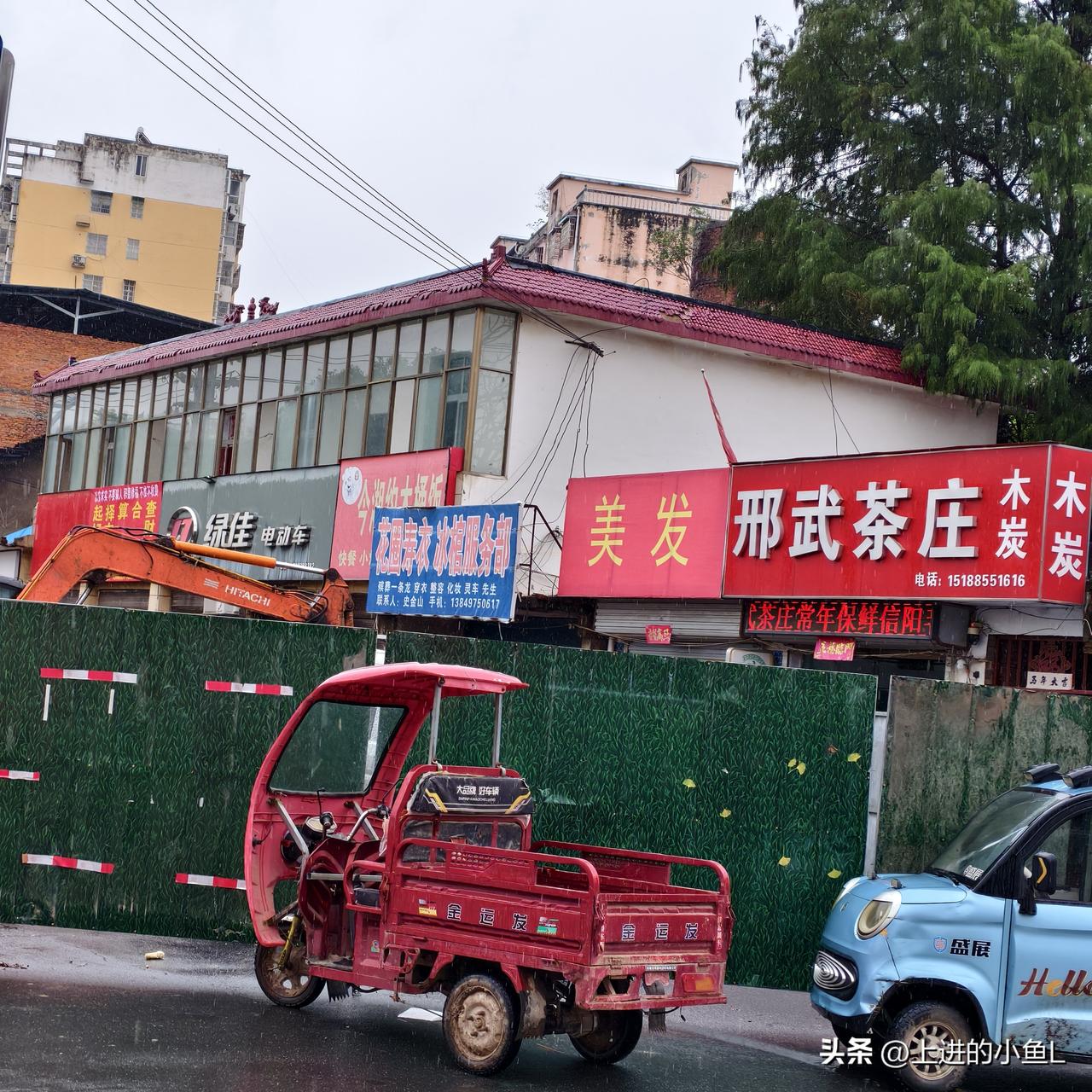 息县西大街桥头正在修路，大家记得绕路行驶。小电动车还勉强通行，三轮车不好过。