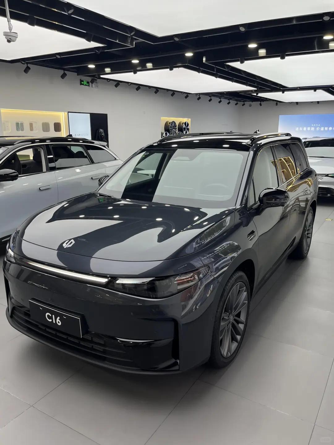 以前带爸妈出门，他们总说后排太挤不去了。我的五座车后排坐三个成年人确实憋屈，他们