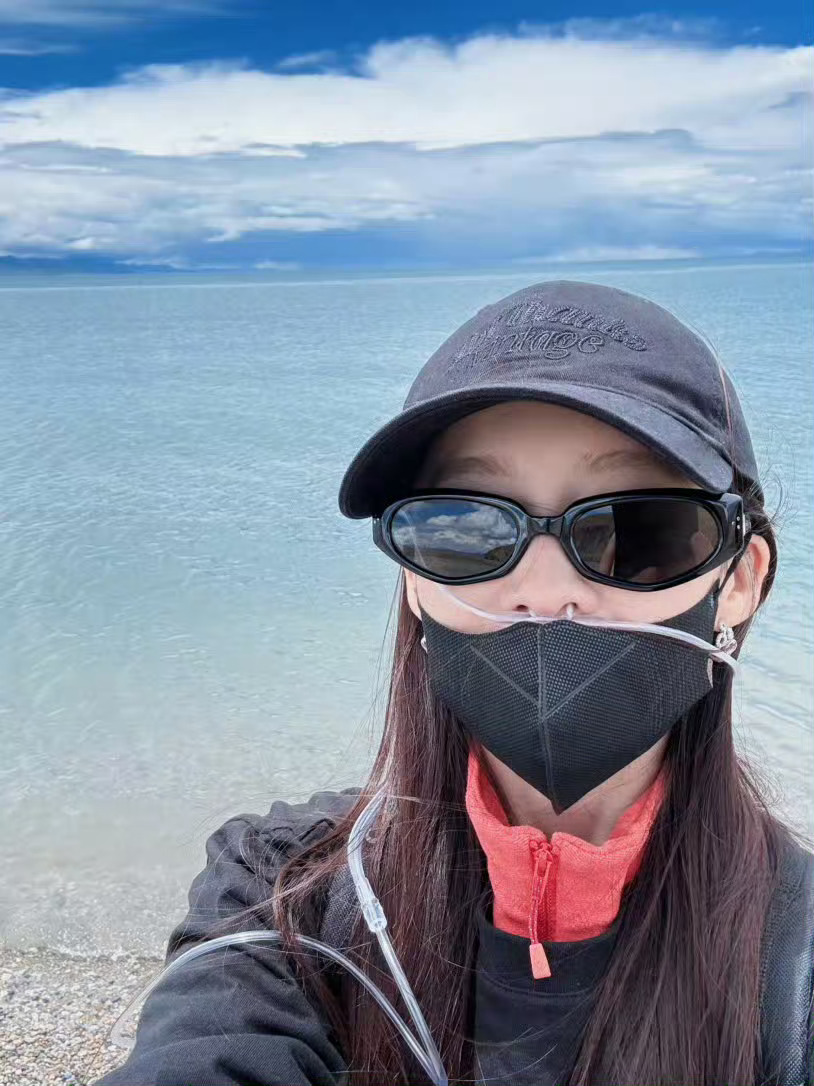 李沁插着鼻氧管自拍李沁西藏游plog 李沁戴着鼻氧管依旧从容自拍，湖景作背景氛围