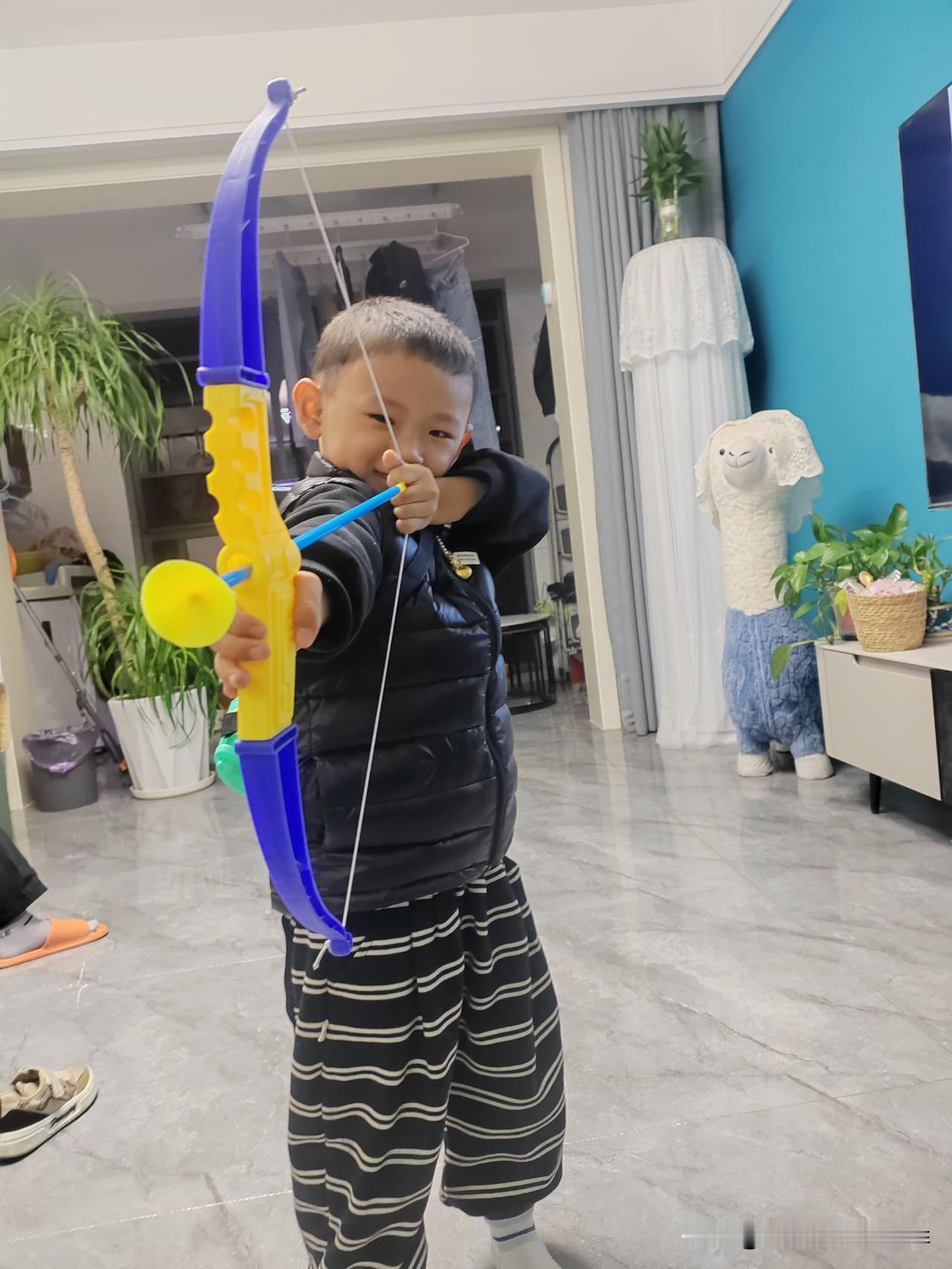 今天接儿子放学，儿子对我说“爸爸今天我吃饭又是第一名”！儿子四岁多点对第一名的概