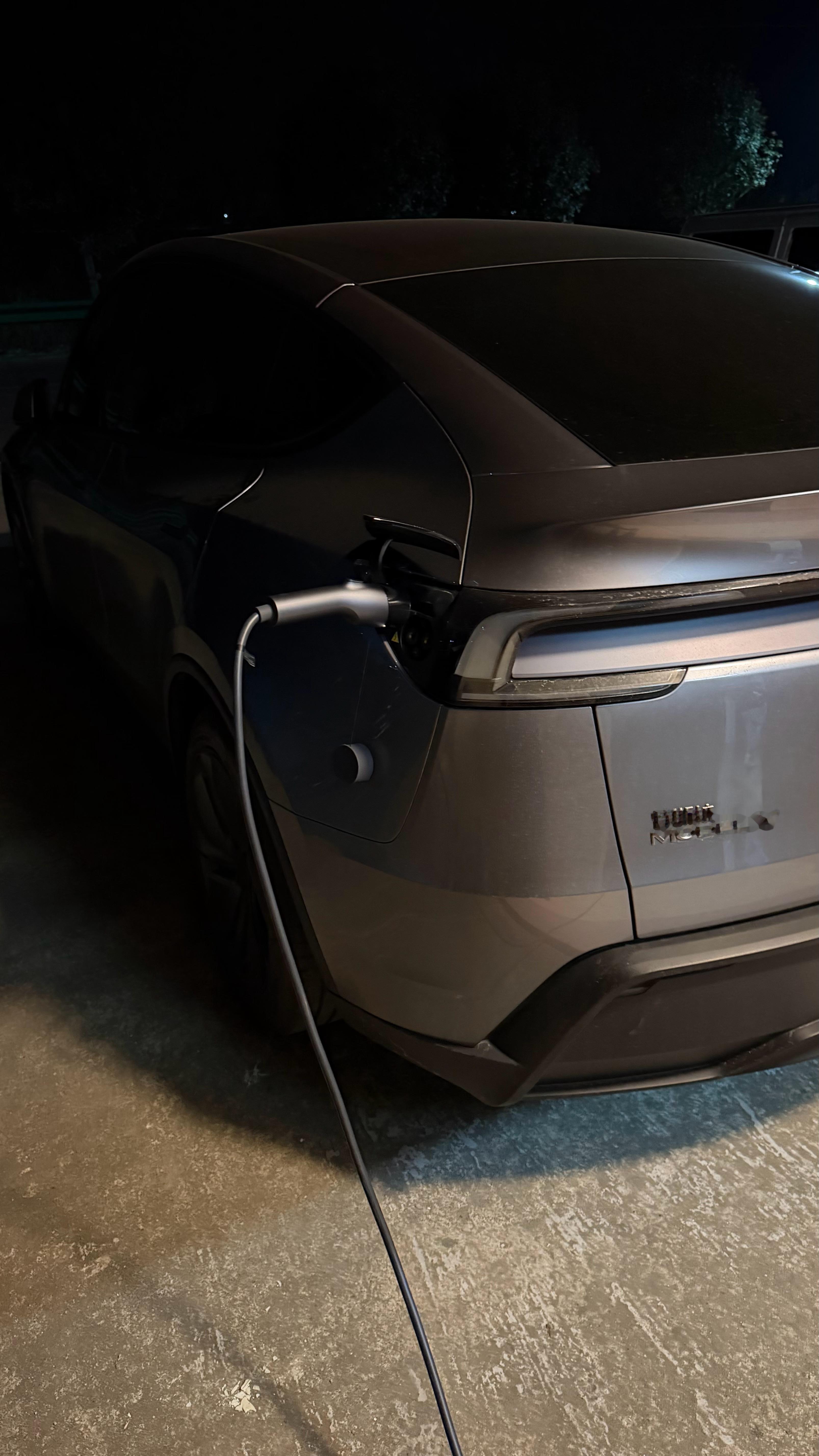 小米随车充给特斯拉用嘎嘎香 