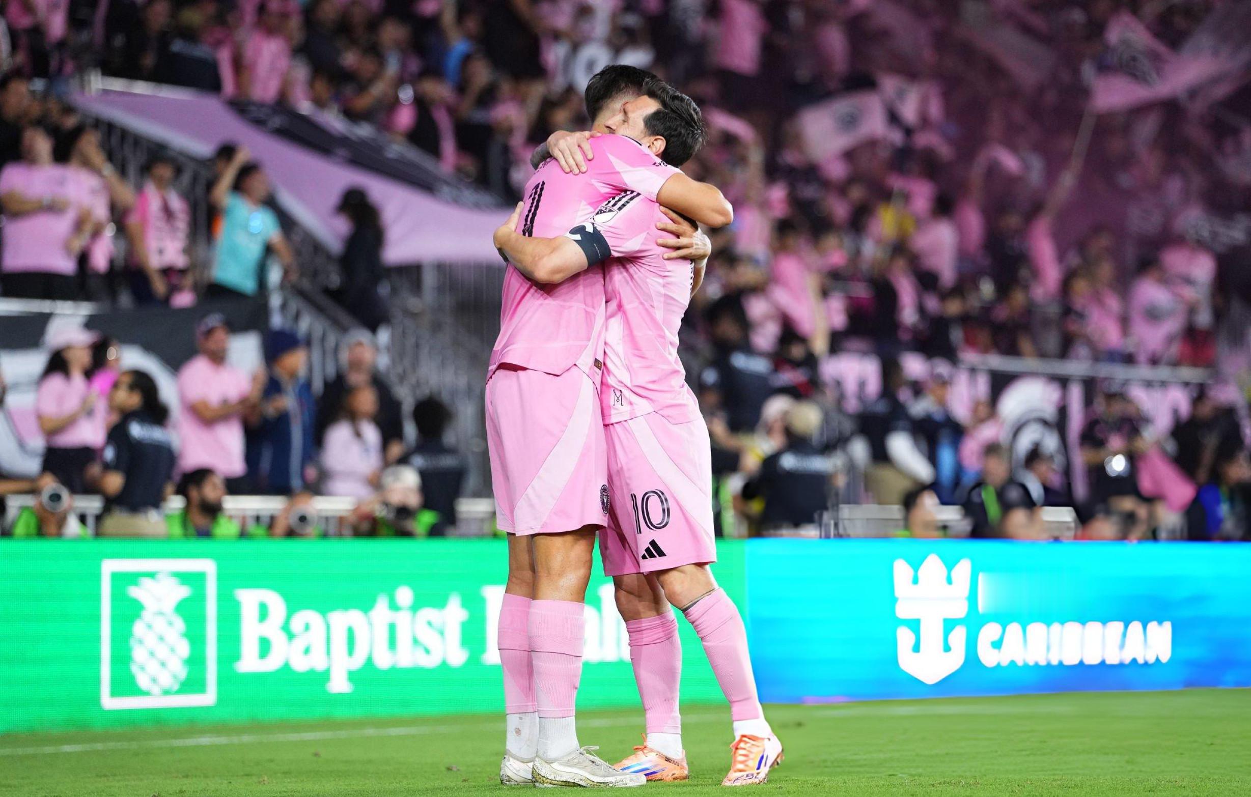 上半场比赛结束，迈阿密国际暂时2-1领先纽约城，阿连德梅开二度！！迈阿密国际vs