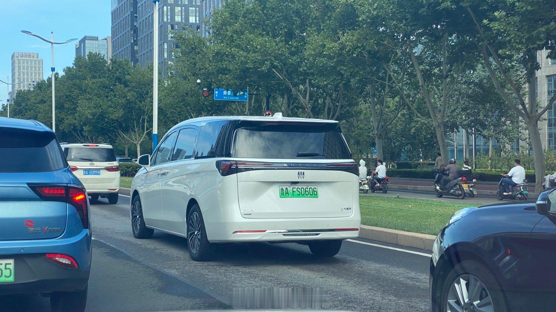 这应该是陆尚的屁股说实话有点呆板没有老款的厚重没有新款的大气所以追求性价比买陆尚