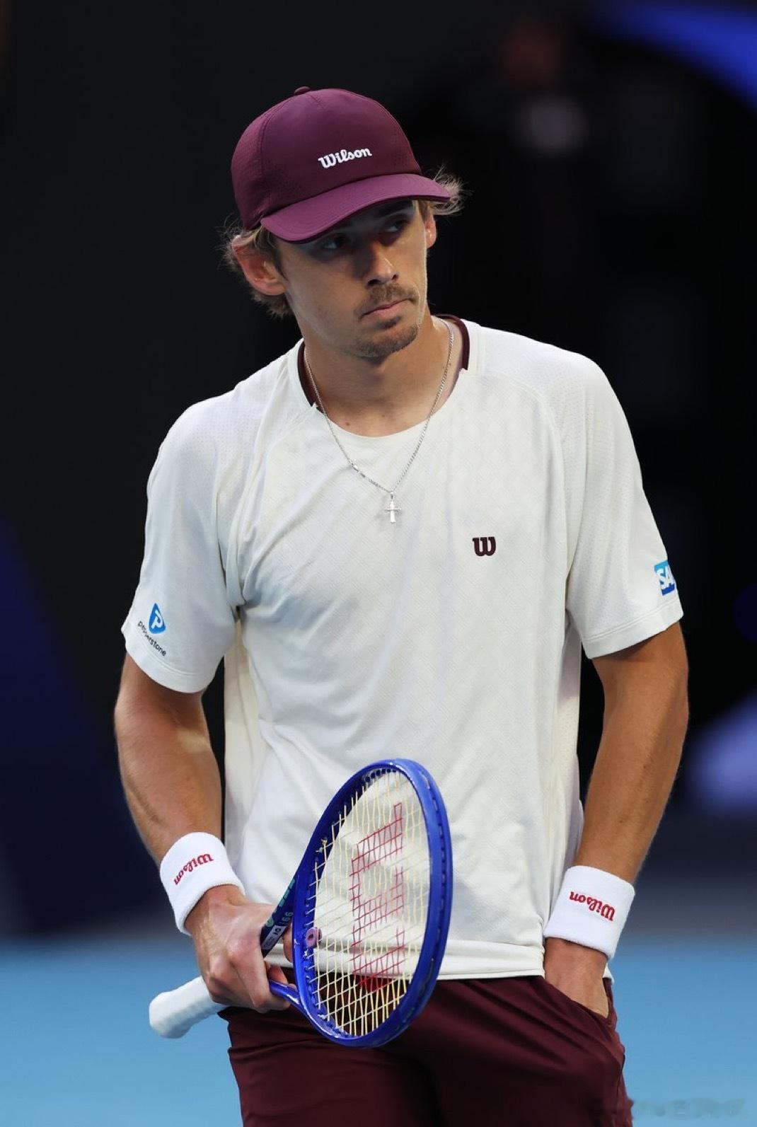 有没有发现，今天四场男单都是3:0阿尔卡拉斯7:6，6:4，7:5保罗兹维列夫6