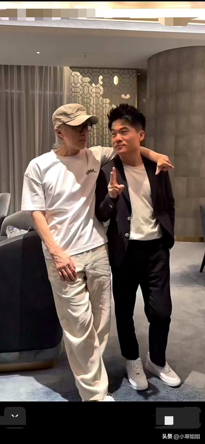 星爷在董宇辉的采访中，毫不保留地夸赞董宇辉！
表扬董宇辉遇到困难，灵活应对，顺势
