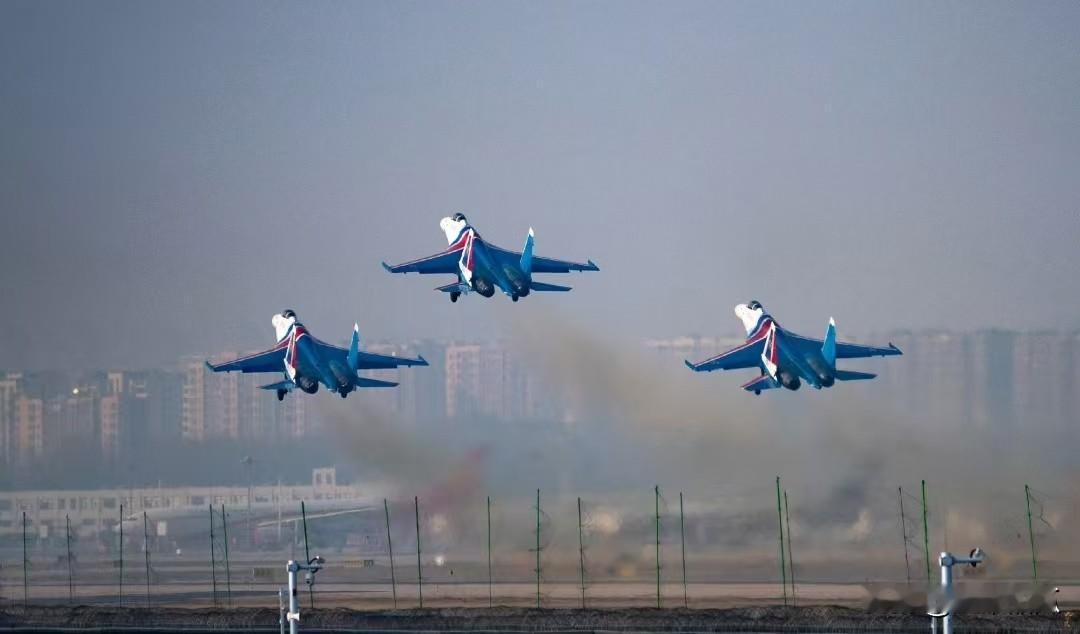 苏35也到珠海了。10月7日，俄罗斯“勇士”表演队按照苏57来的路径，在太原补充