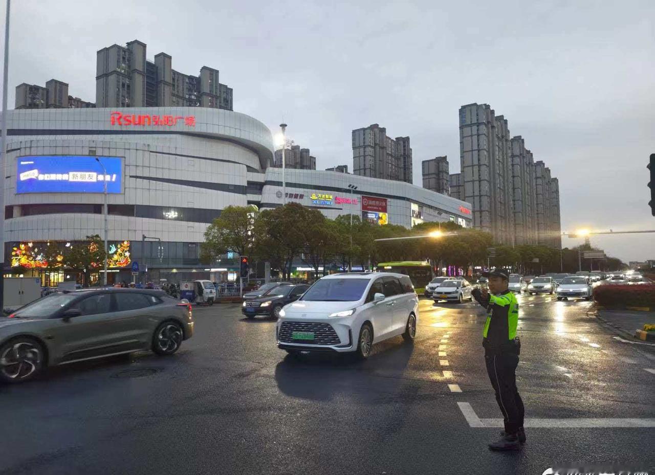 【苏超燃情常州 交警守护平安⚽️】4月11日晚，常州交警在万象城、弘阳广场等观赛