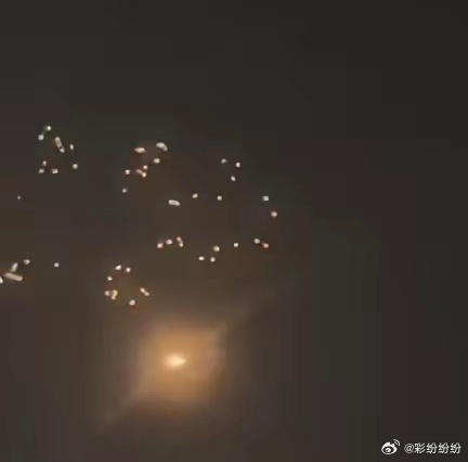 集束弹头是什么？ 区别于传统单弹头的点打击，集束弹头是将数十至数百枚小型子弹药集