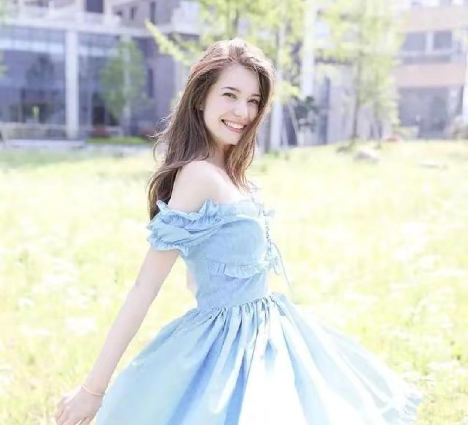 餐桌礼仪里的文化密码：从白俄罗斯社交习俗看情感表达的仪式感
 
餐桌不仅是满足味