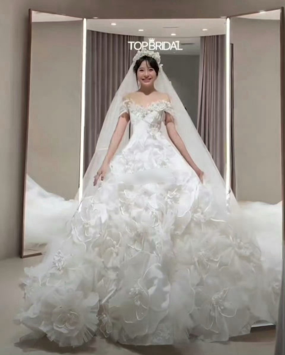 小鱼海棠这婚纱看着就不便宜，当网红赚得就是多啊 