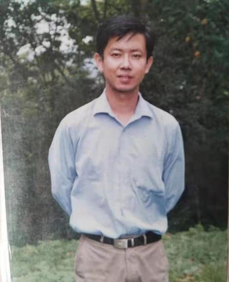 “我宁可去死也绝不道歉”在乡镇教书19年的优秀教师，在亲吻自己孩子后便从长江大桥