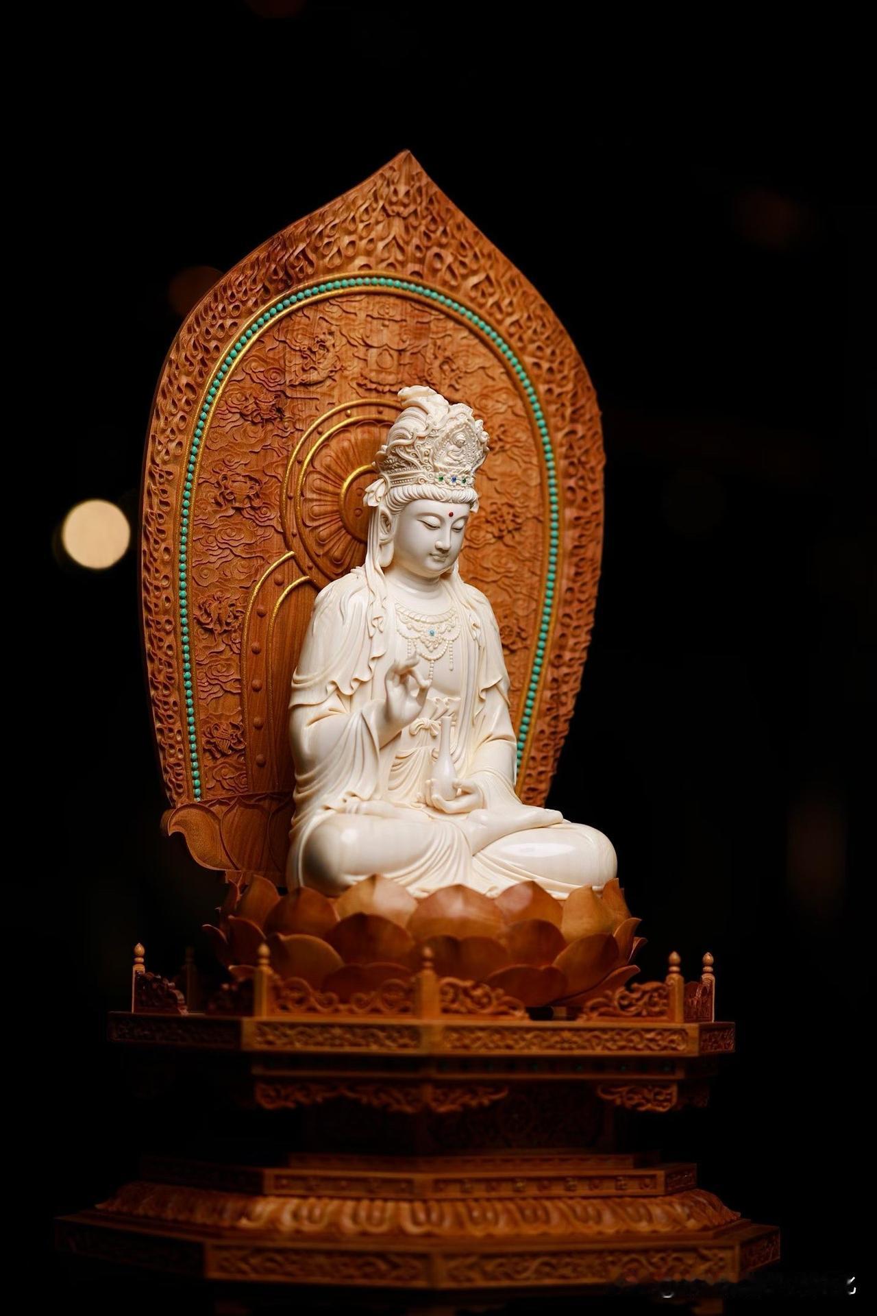 这尊坐莲观音，是“安”的。

猛犸的温润，不耀眼，
却像一层柔光，把整个气息都托