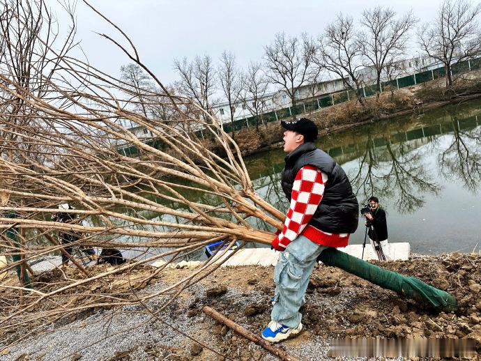 赵小童农活小小收个尾  赵小童准备回家过大年咯  好消息，赵小童农活收工，准备回