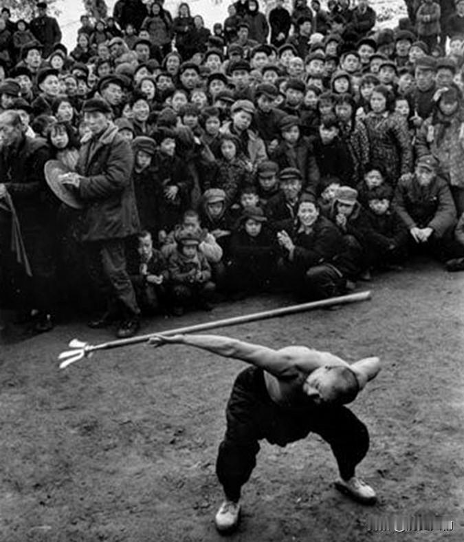 李松年生于1906年，北平外城南城地头蛇，依托龙须沟一带起家，早年加入天桥青帮分
