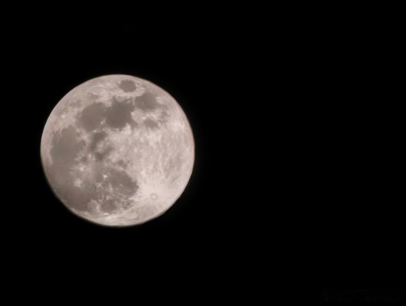 1月3日为冬月十五，2026年首个超级月亮现身天宇，恰逢象限仪流星雨进入极大值时