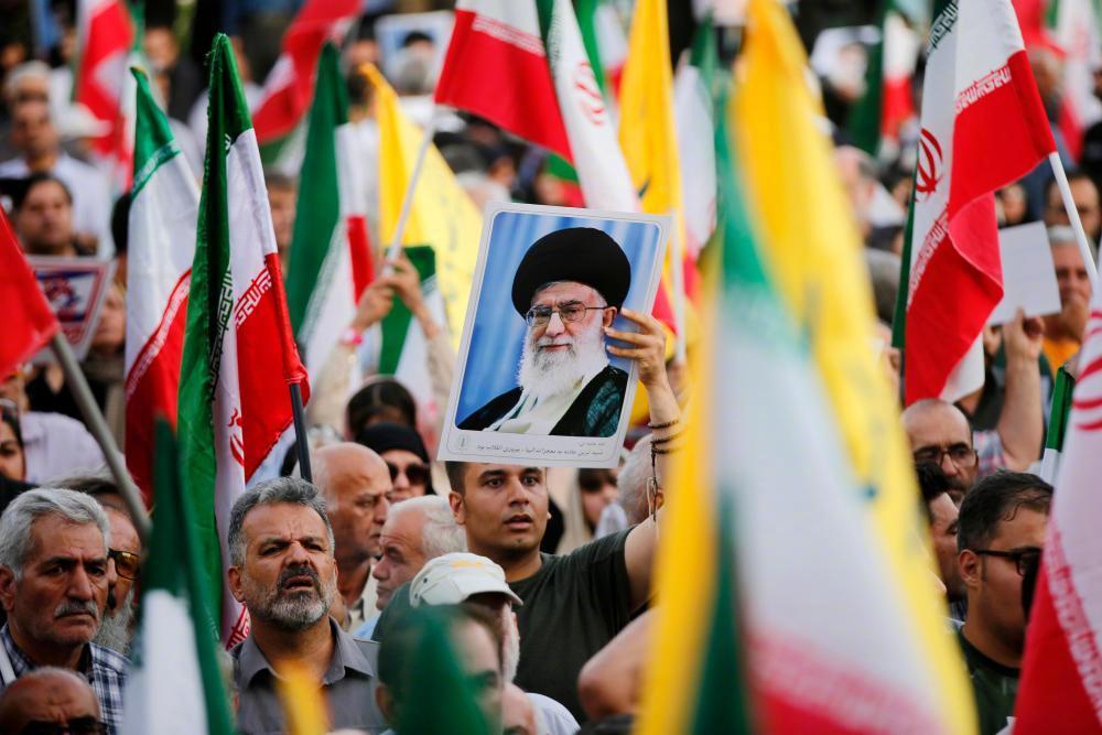 伊朗传来新消息！2026年4月15日，伊朗扔出了一颗让全世界都傻眼的“精神核弹”