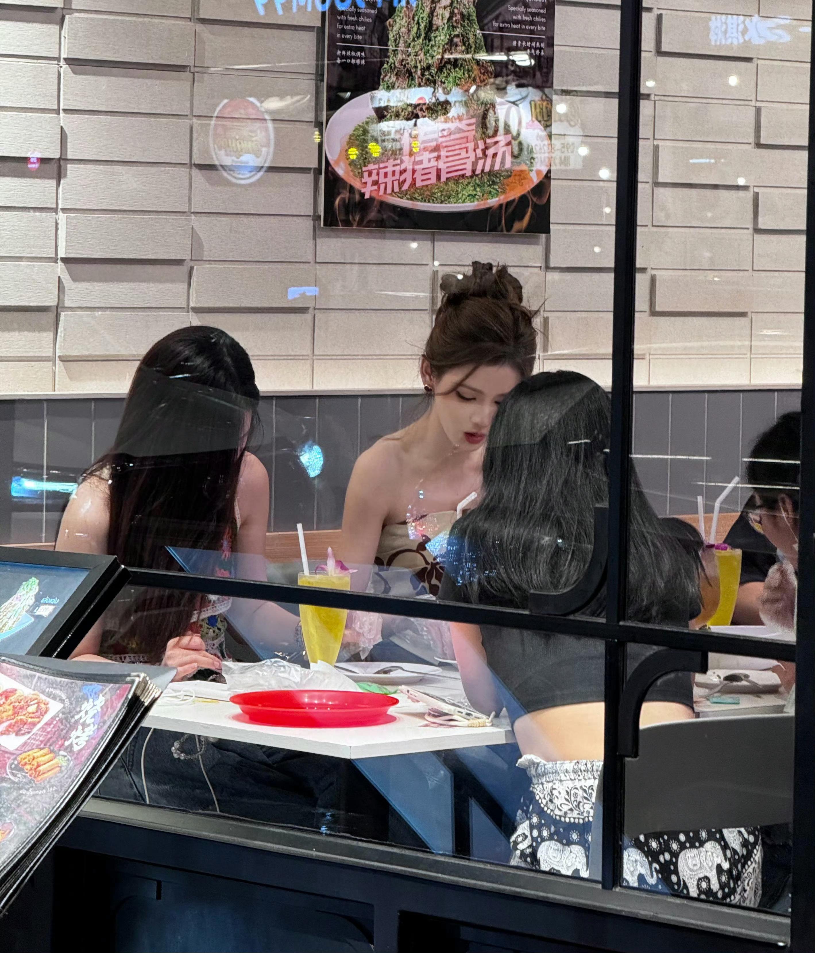 网友偶遇张予曦收工后吃夜宵好美[打call]张予曦吃夜宵 ​​​