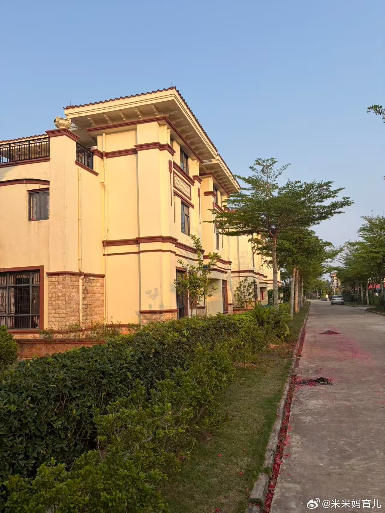 小姨前几天去打卡了这个安静的别墅村庄～据说这个别墅还是免费的～真幸福春日许愿池微