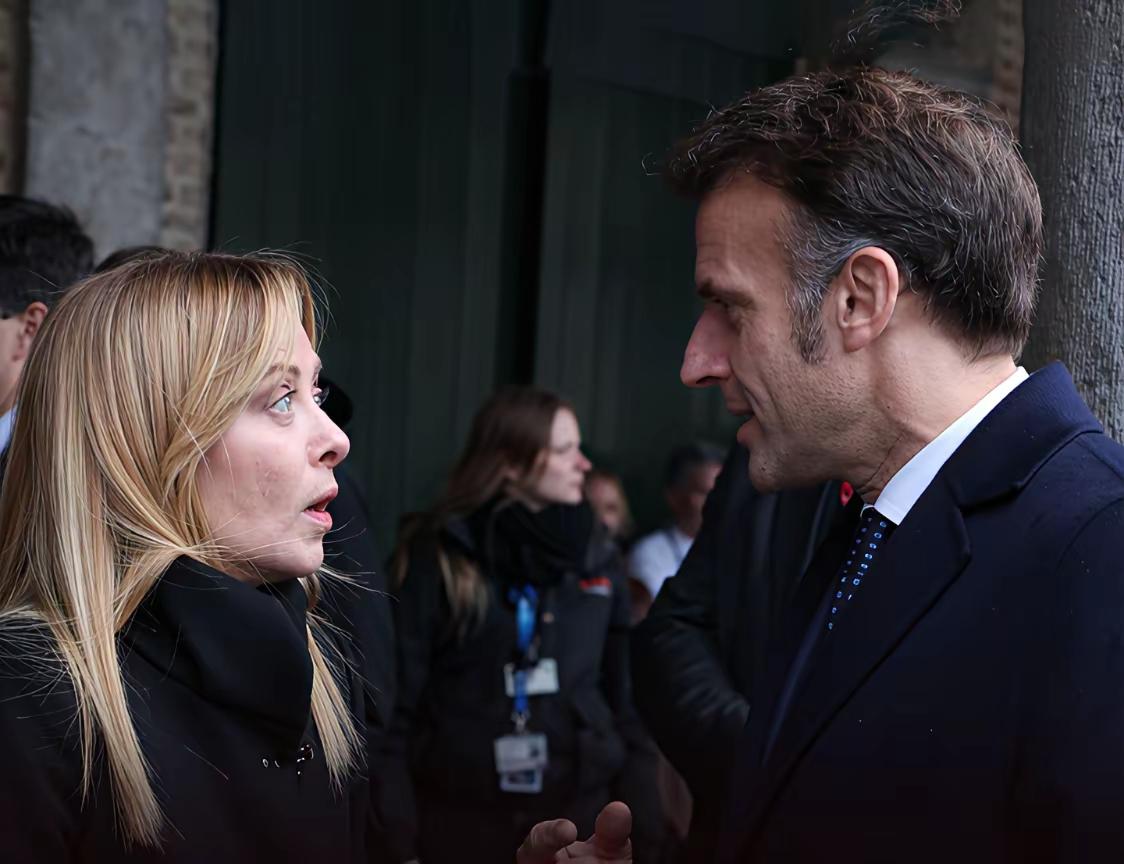 自媒体总想把梅洛尼跟马克龙塑造成一对情侣，事实上他们俩之间不但没有爱情，连友情都