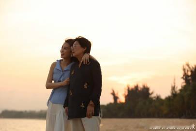 作为上海人的邓传理非常不理解东北人的劝酒：感情深，一口闷。
李嘉格的妈妈薄永霞表