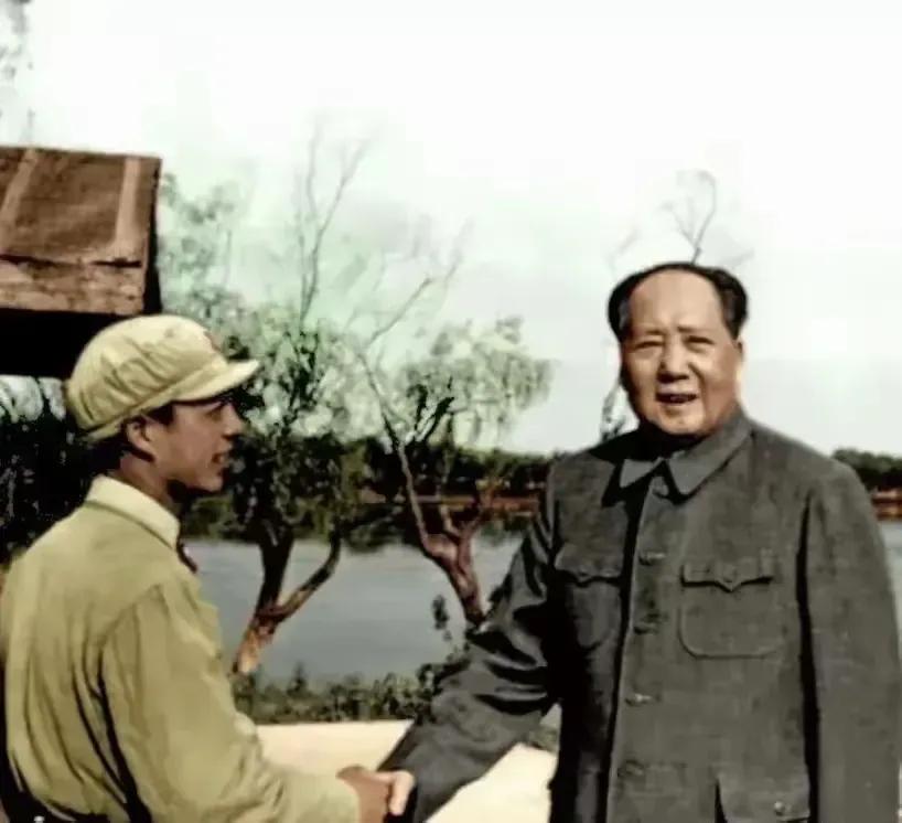 站岗的小同志偶遇毛主席！