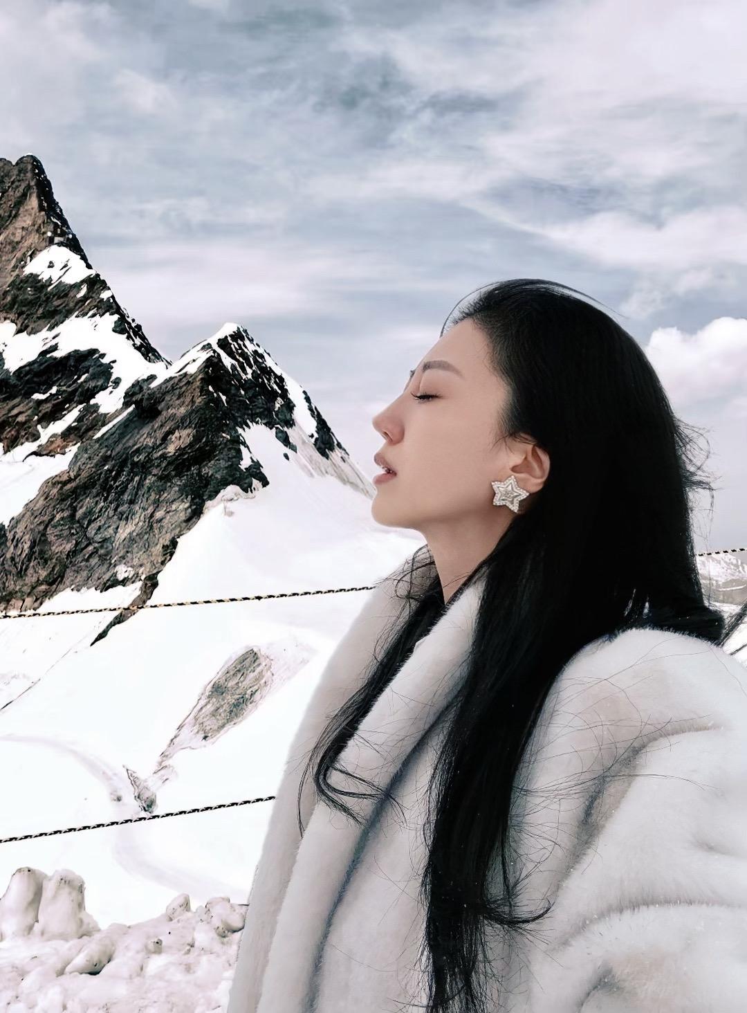 情书写给山鬼 心事寄予西风。可惜山鬼不识字 西风往东吹