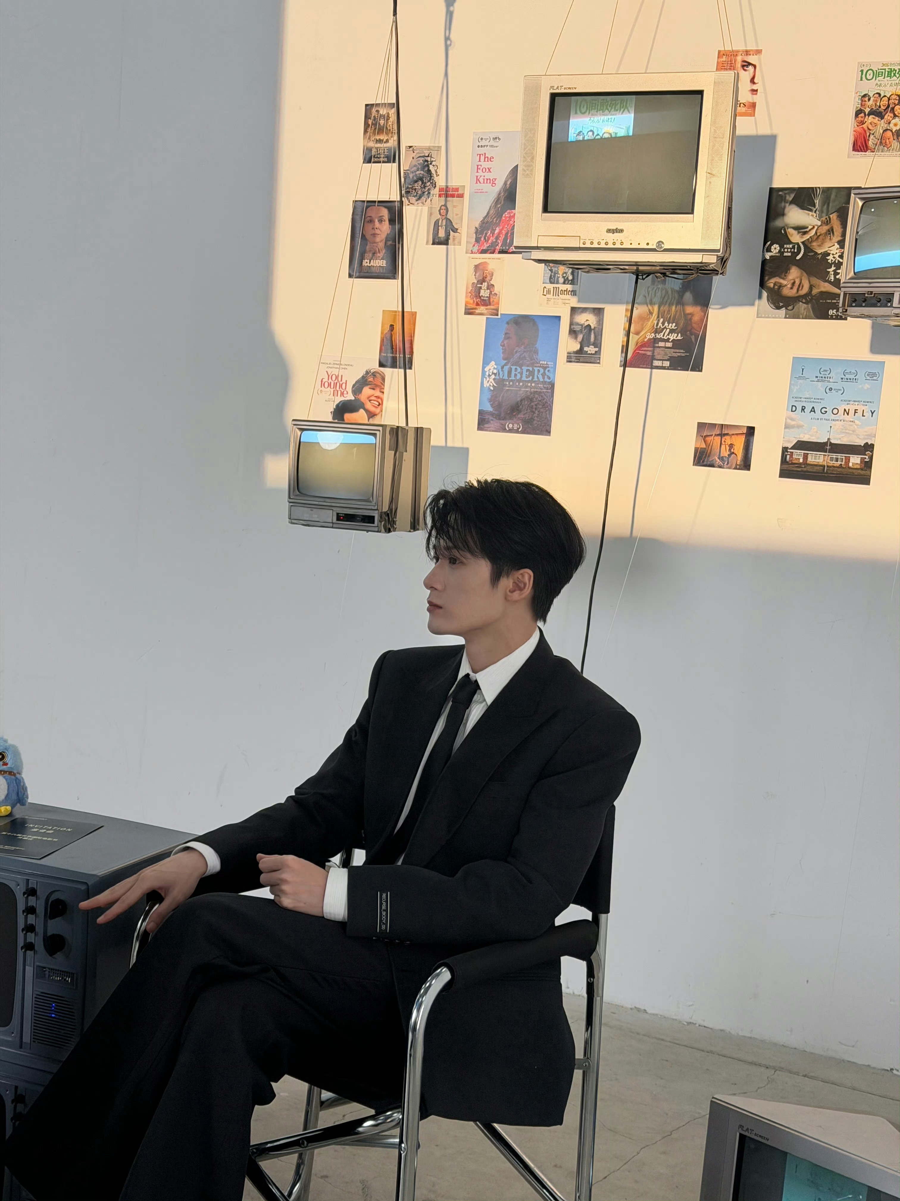 檀健次的坐姿有点太那个了