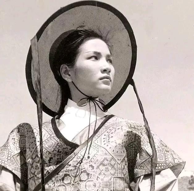 简单回顾一下郑佩佩的演艺生涯。
1946年出生在上海，15岁随父母去了香港，两年
