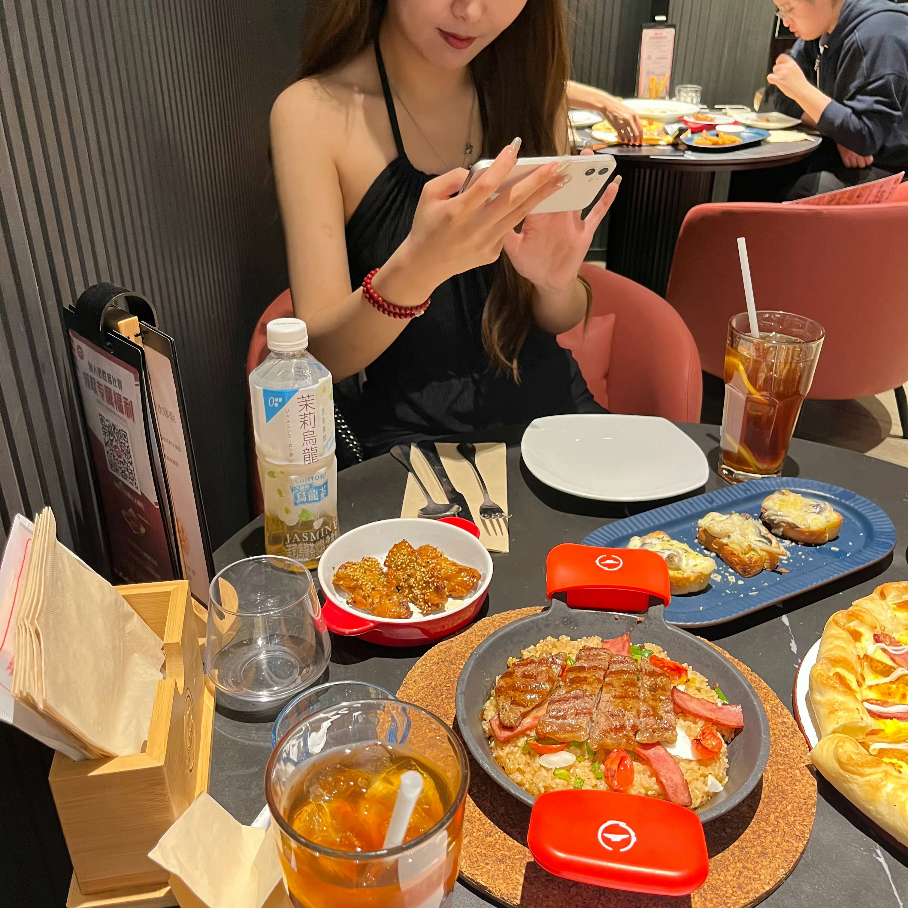 也是跟美女吃上饭了  ​​​