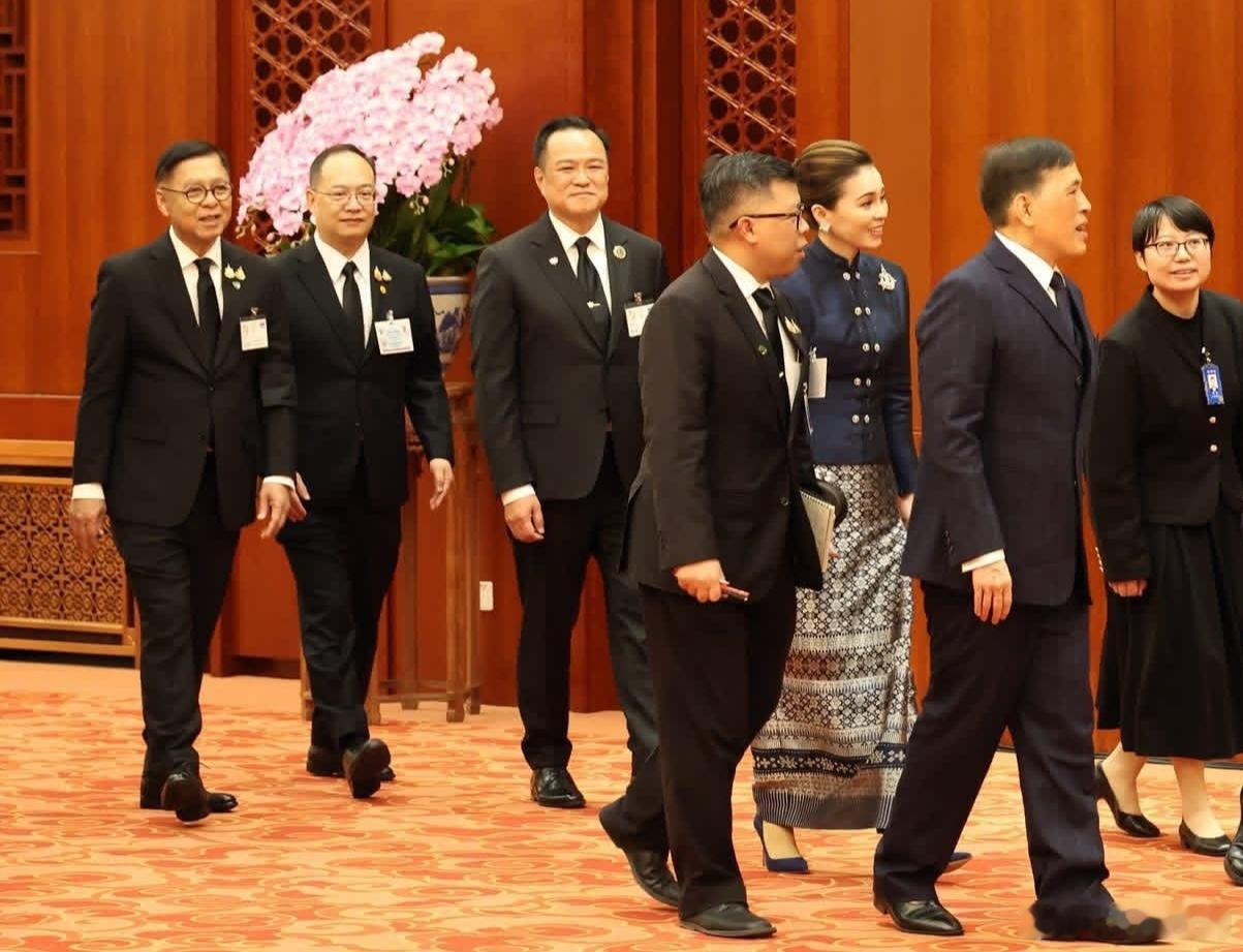 泰国总理陪同国王访华之际，还得抽空异地处理国政，主要是美泰贸易和柬泰边境的问题。