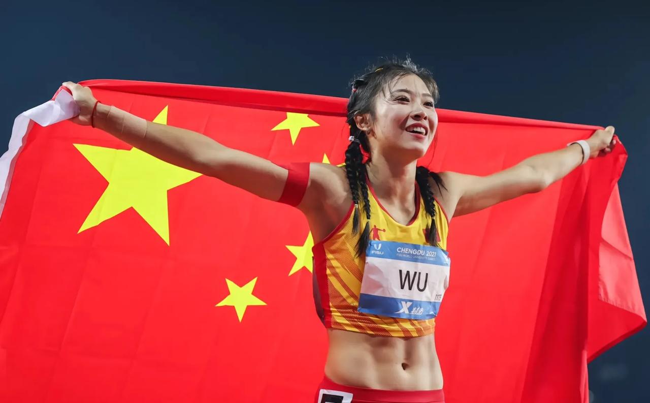 吴艳妮运动员是一位非常优秀的高质量人物。她曾代表中国参加多次世界锦标赛和奥运会，