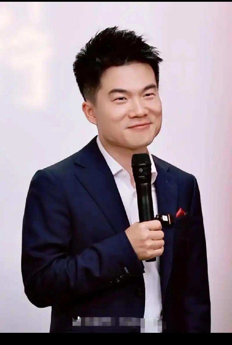 董宇辉谈读书的最终目的是什么?
董宇辉认为读书的最终目的，是塑造完整人格、获得内