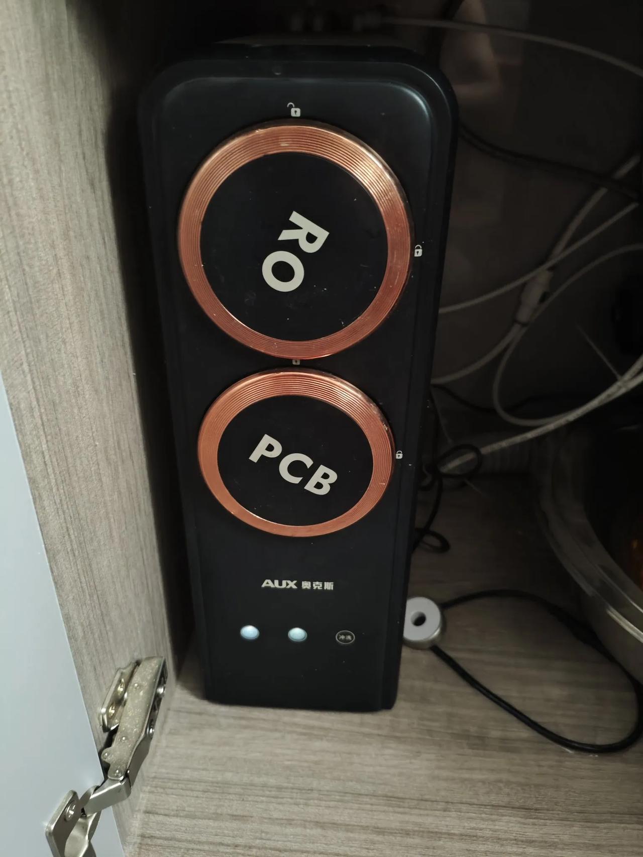 净水器已经休息多半年了，昨天换了两个滤芯600块钱，净水器终于苏醒了，又可以直接