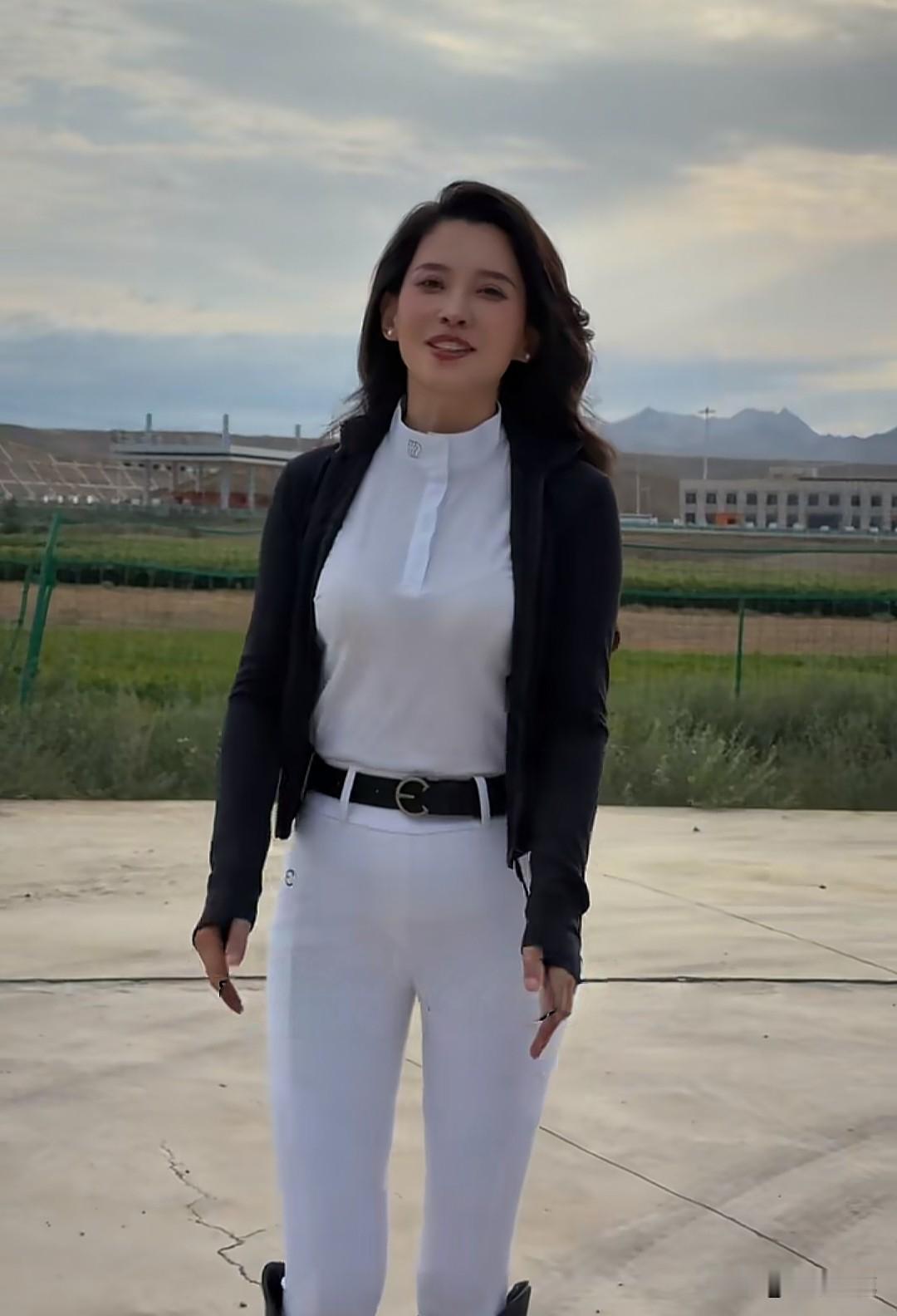森林北说：很多人以为养宠物就是驯化动物，但养马更像照镜子。你内心安静平和，它就安
