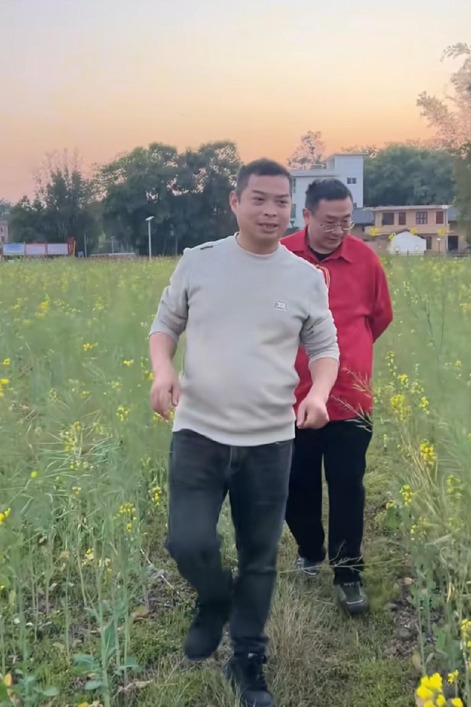 柴桑大姐直播讲述：南南的叔叔去喝茶了。

大姐直播时说，昨天南南省的秘那个书带长