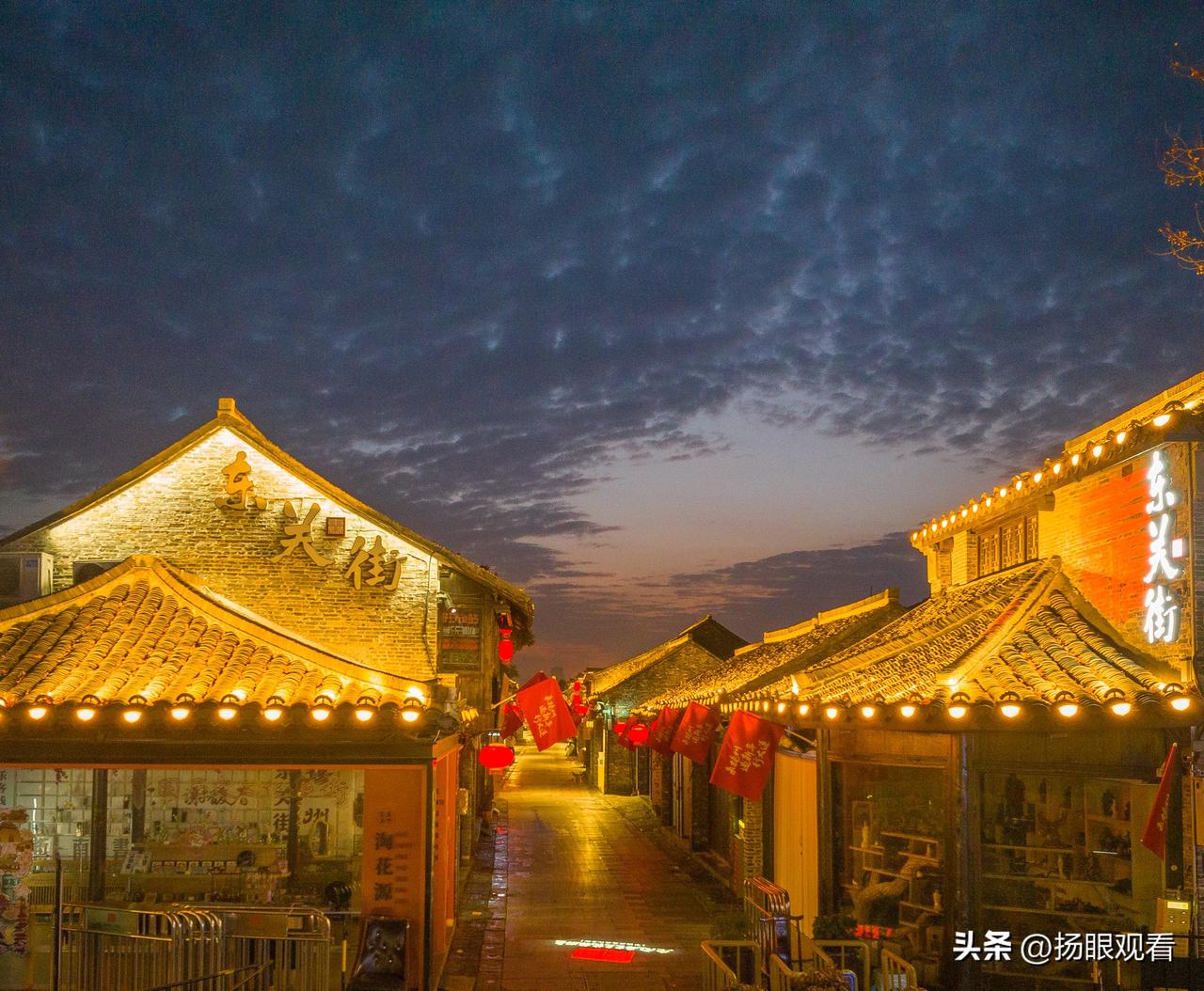 清晨的东关街才是真正的扬州！这个时间点还没涌来人流，整条街安静又浪漫，氛围感直接