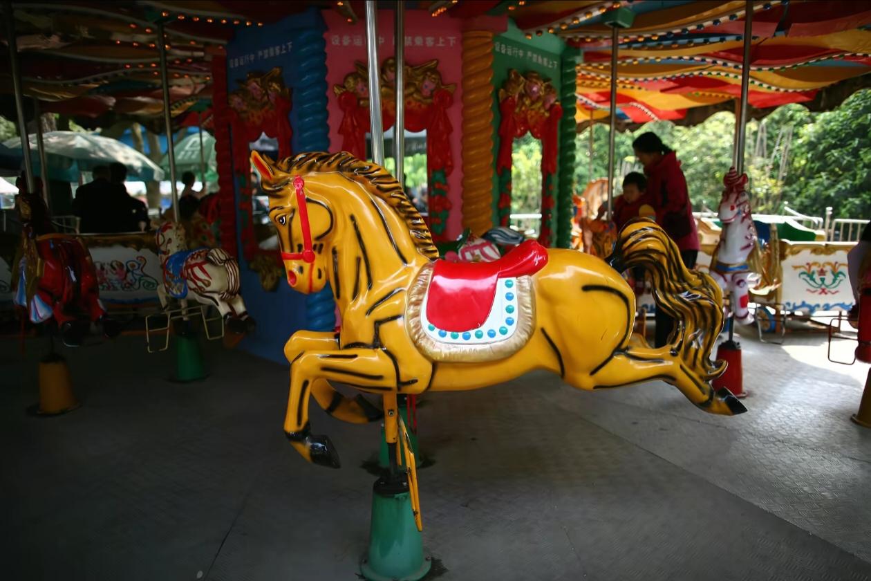 看看能否找到十年前在儿童公园的自己？
一年又一年，一辈又一辈；
欲买桂花同载酒，