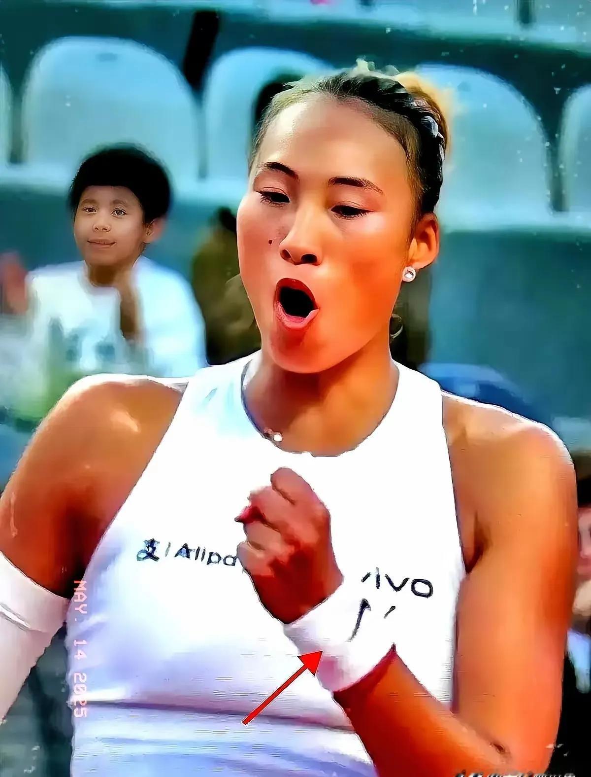 郑钦文战胜萨巴伦卡郑钦文 

郑钦文在开局被萨巴伦卡压制两局后，迅速追上比分3：