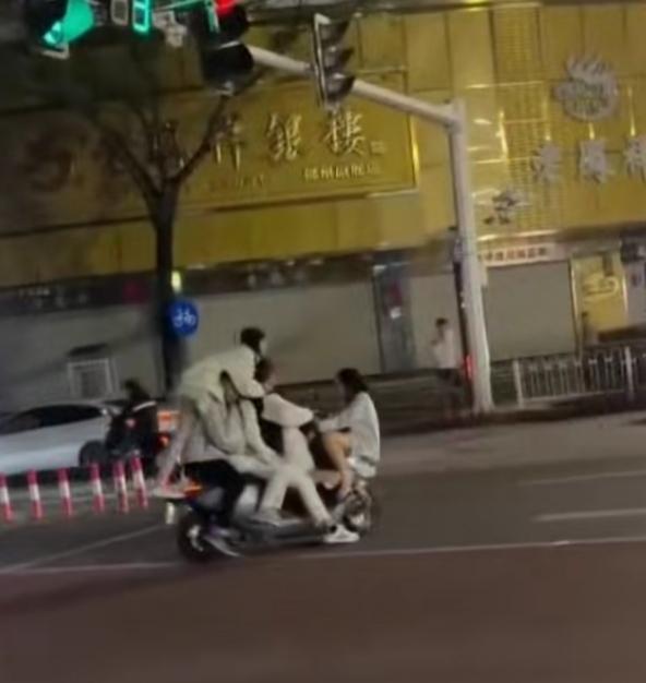 一黄毛用电动车载着5个年轻妹子，得意洋洋的在街头飞驰。
这就奇了怪了。
不少人都