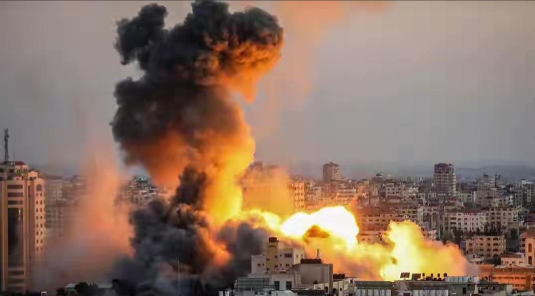 特朗普的烟雾弹终于露馅了！嘴上说打哈尔克岛，手上炸的是格什姆岛；嘴上喊两三周收兵