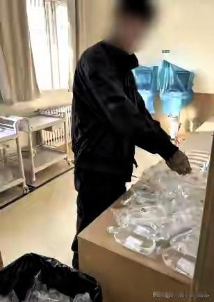 青岛护士彻底疯魔了！带无资质男友进配药室瞎折腾，贴药签、配药水、碰药品就算了，还