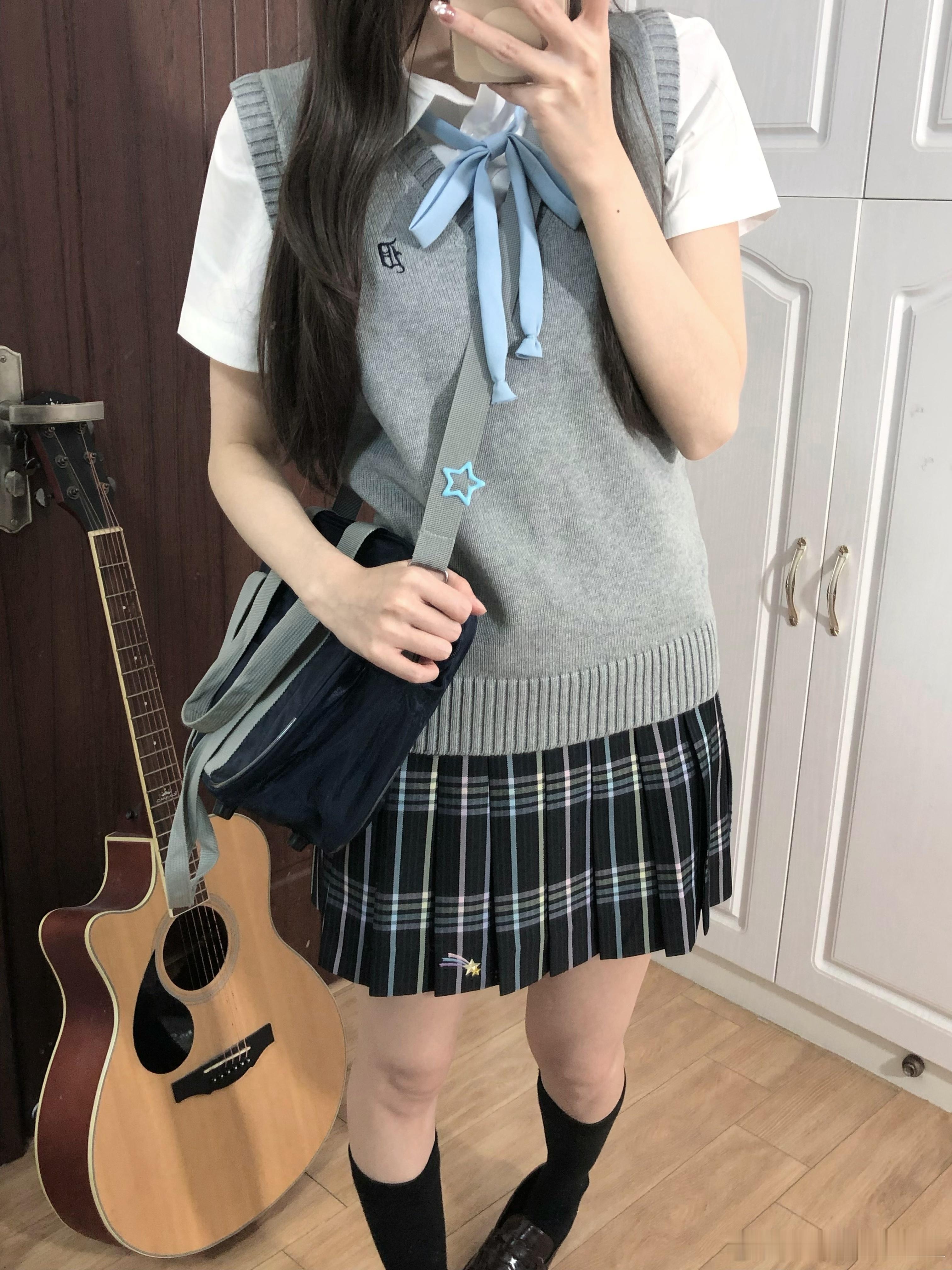 jk[超话]  这套如此美萌！马甲叠穿好学姐…上衣：月华高+灰野川马甲下裙：彩虹