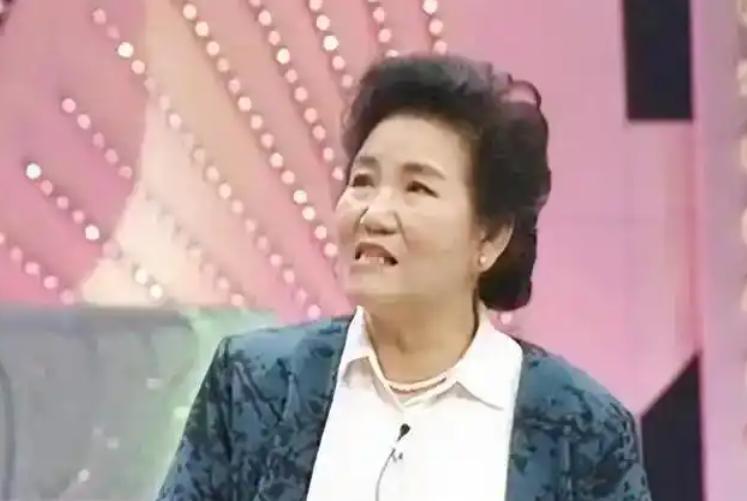 2000年的一天，已经进入生命最后阶段的赵丽蓉在家人的帮助下穿好寿衣，又亲笔立好