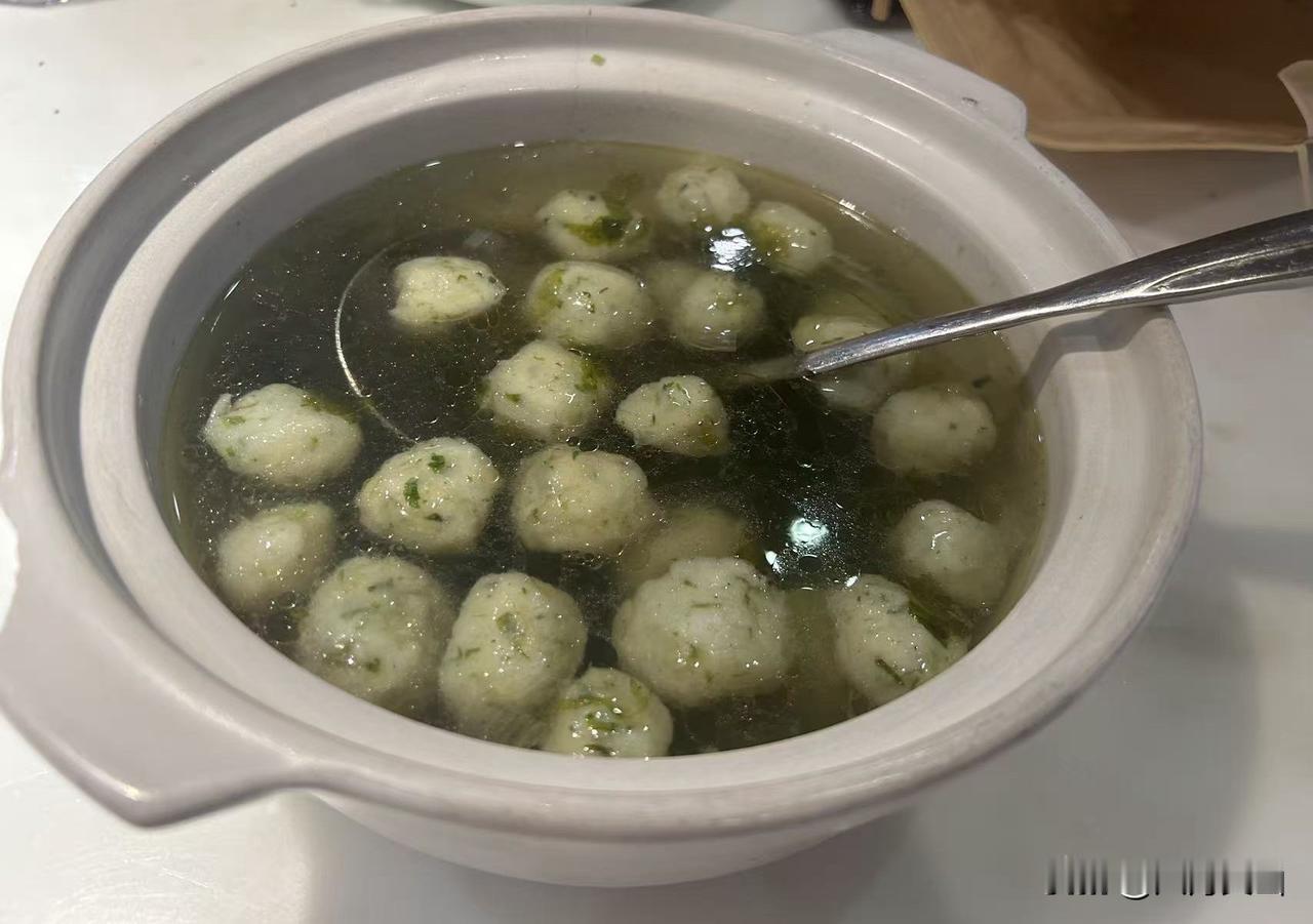 正当我昏昏沉沉时，门铃响了。开门发现是邻居闺蜜，鼻子冻得通红，手里端着一个砂锅。