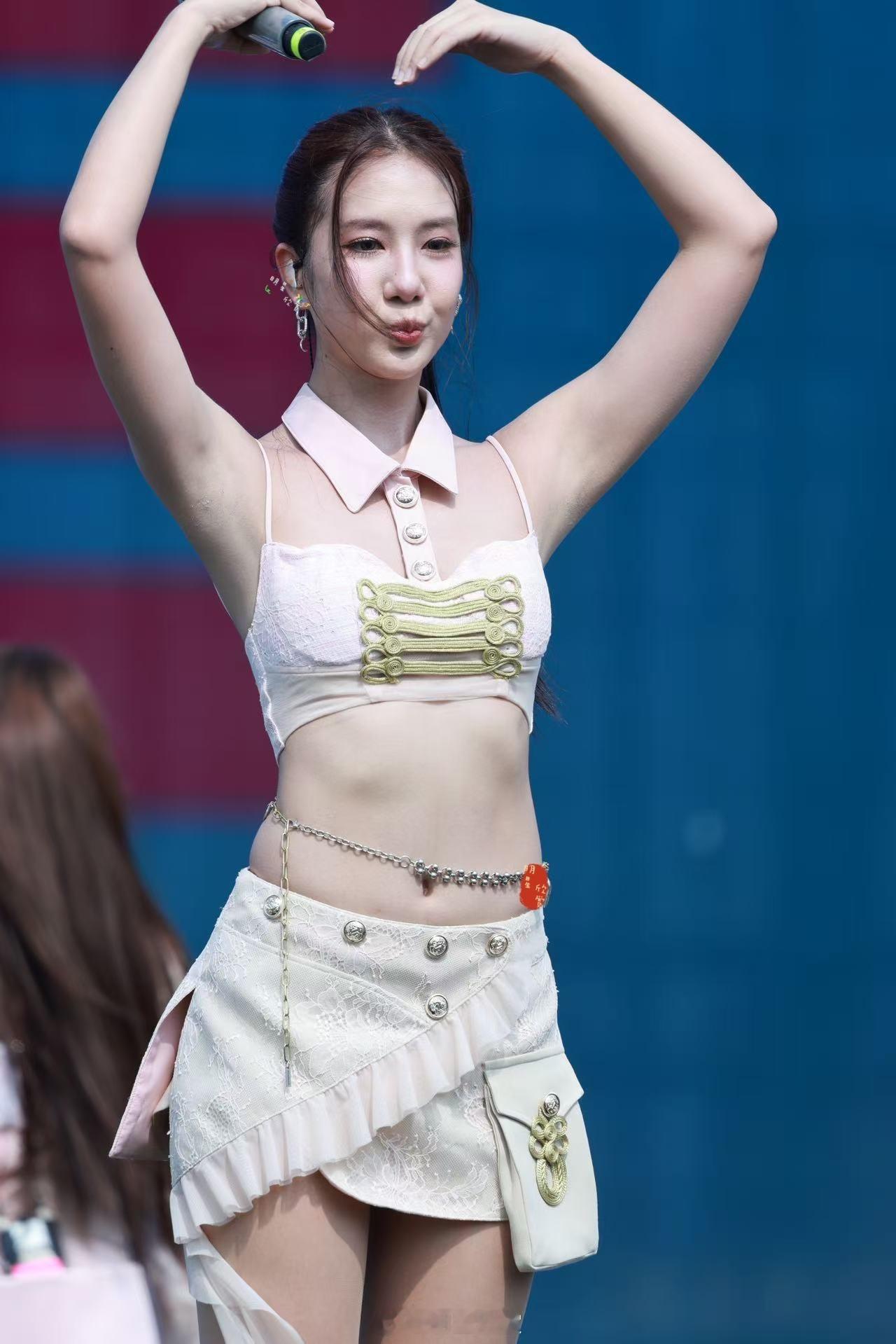 4EVE女团泰嗨音乐节泰嗨了今天长兴音乐节现场拍了拍泰嗨巅峰音乐节湖州站 ​​​