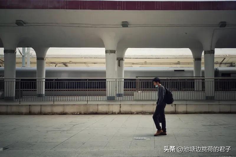 节后离乡，心情就像打翻了五味瓶。每次离开家，看着父母站在门口挥手，心里就一阵酸涩