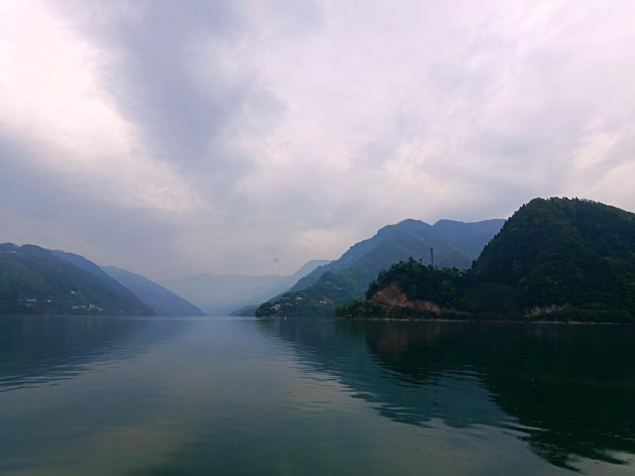 父亲教我的识人术
1、吃饭喜欢翻菜的人，一般都很自私。
2、丑话说到前面的人，大