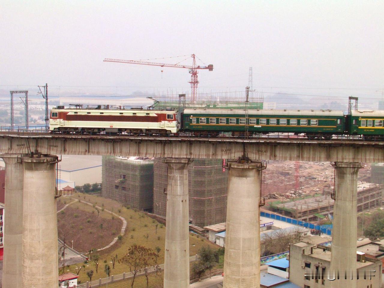 十几年前春运节前拍到的一趟渝怀线的临客，用的非空调客车，这才是人们记忆中的老式绿