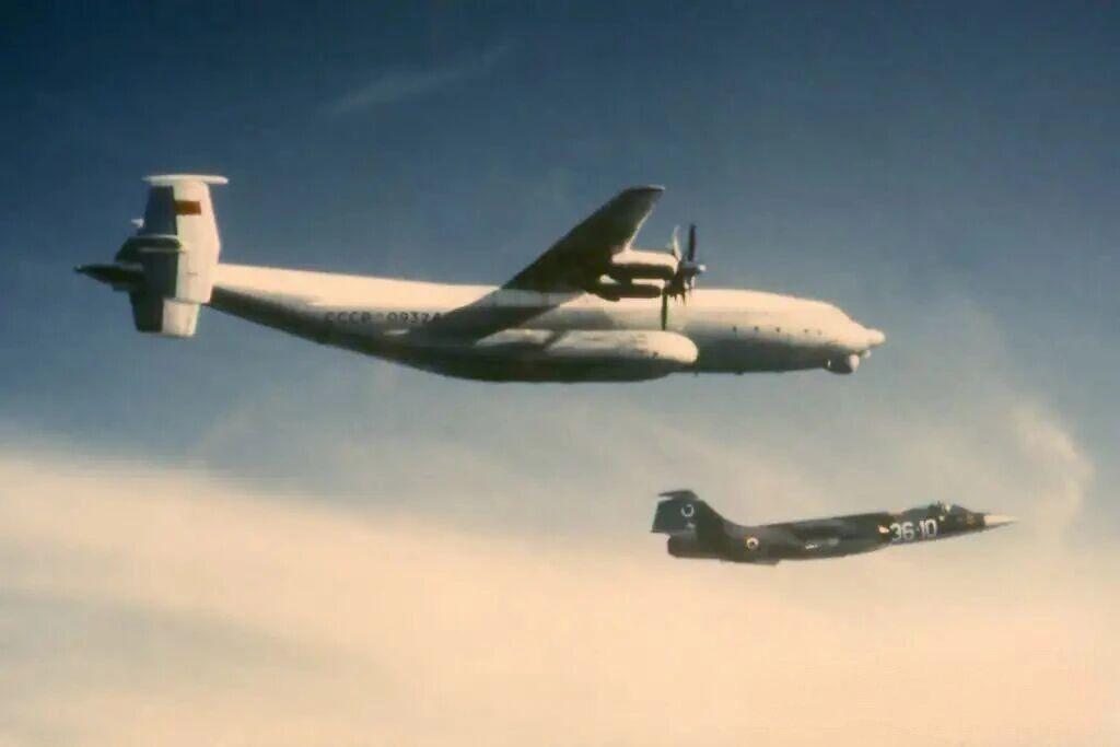 80年代，意大利空军的F-104S在监视一架苏军的安-22军用运输机。